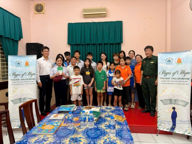 “Trao sách trao yêu thương” cho trẻ em các gia đình bị ảnh hưởng chất độc da cam